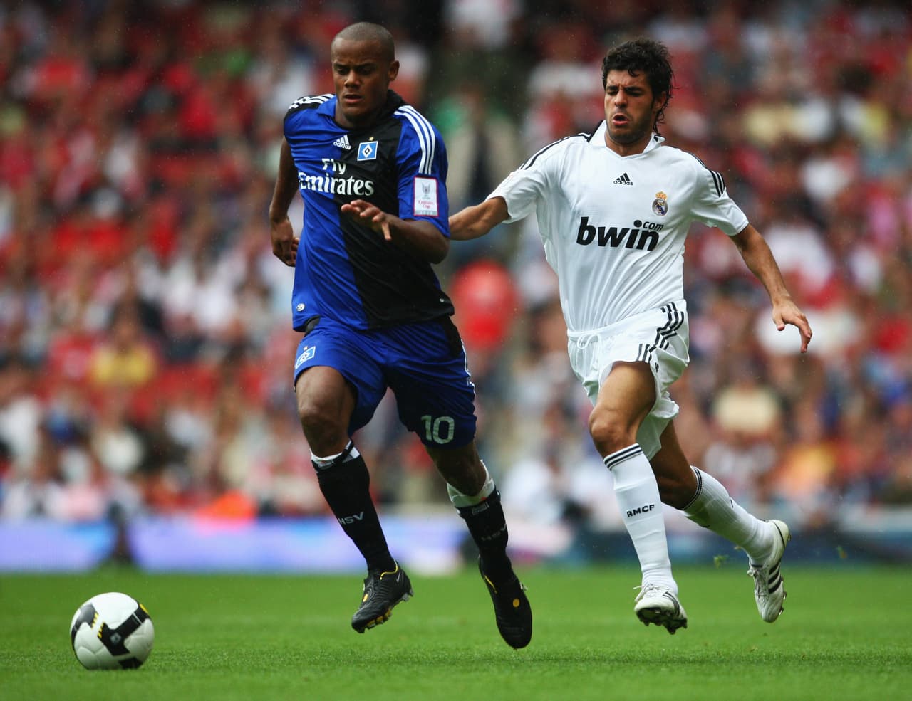 En 2006 emigró al Hamburgo de la Bundesliga, donde brilló y saltó al City para ser dirigido por Mark Hughes, Roberto Mancini, Manuel Pellegrini y Josep Guardiola.