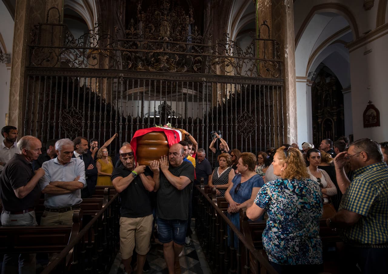 Miles de personas acudieron a las calles de Sevilla a despedir a José Antonio 'La Perla' Reyes, símbolo del Sevilla Club de Fútbol, exitoso con el Arsenal y Atlético de Madrid. El futbolista de 35 años, quien estaba ligado al Extremadura de la Segunda División, murió en un accidente de tránsito al circular a alta velocidad el sábado pasado. Este fue el modo en el que despidieron al sevillano, entre lágrimas y palmas.