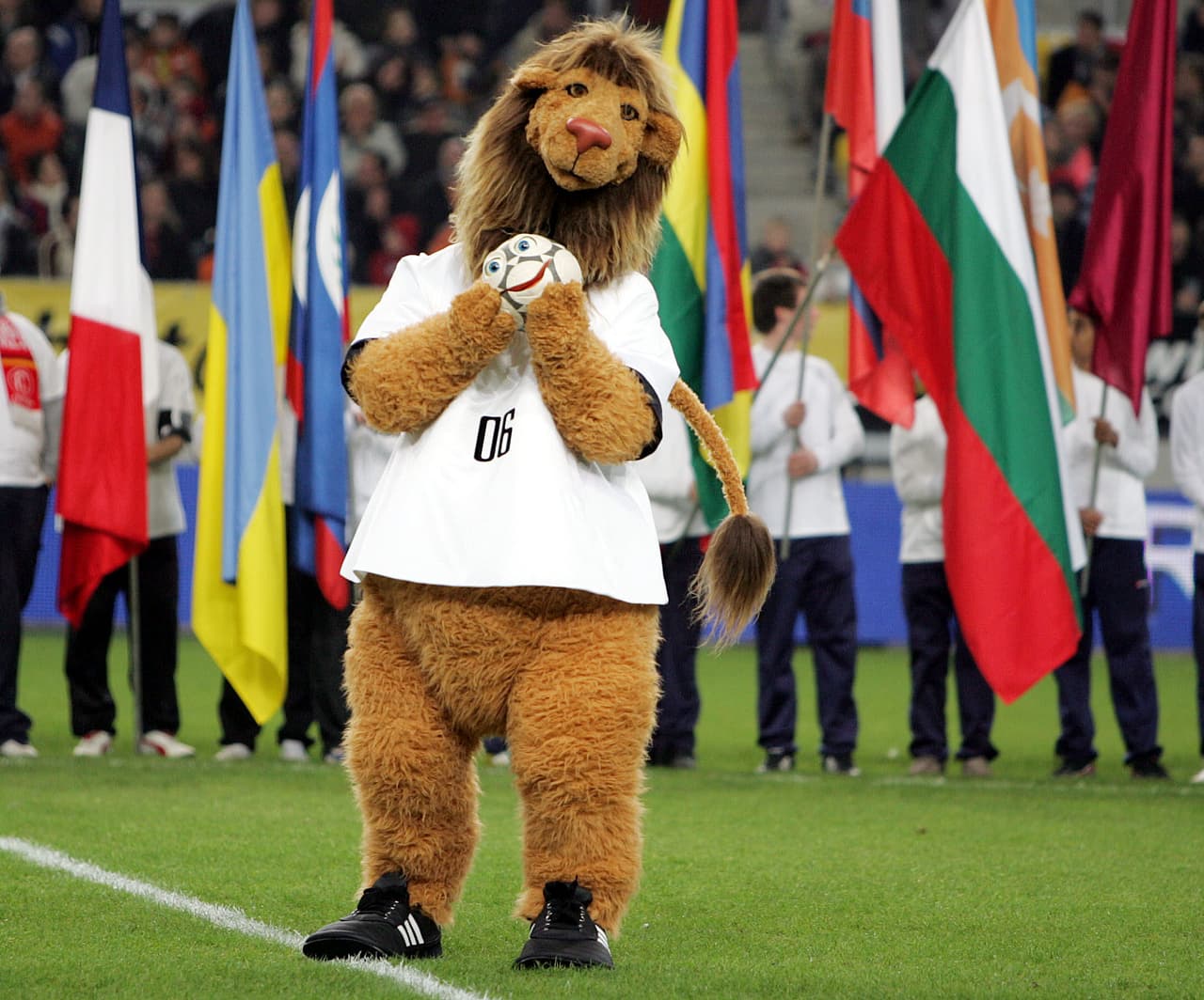 Goleo VI fue la mascota del Mundial de Alemania 2006 y consistía en un león con su amigo balón parlante en las garras. Generó molestias porque el águila es el animal que representa a los alemanes.