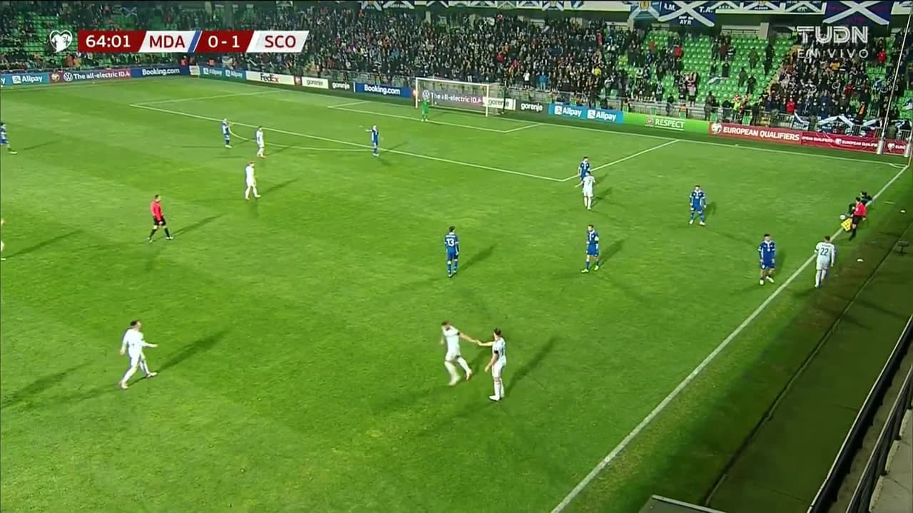 ¡GOL!  anota para Escocia. Che Adams