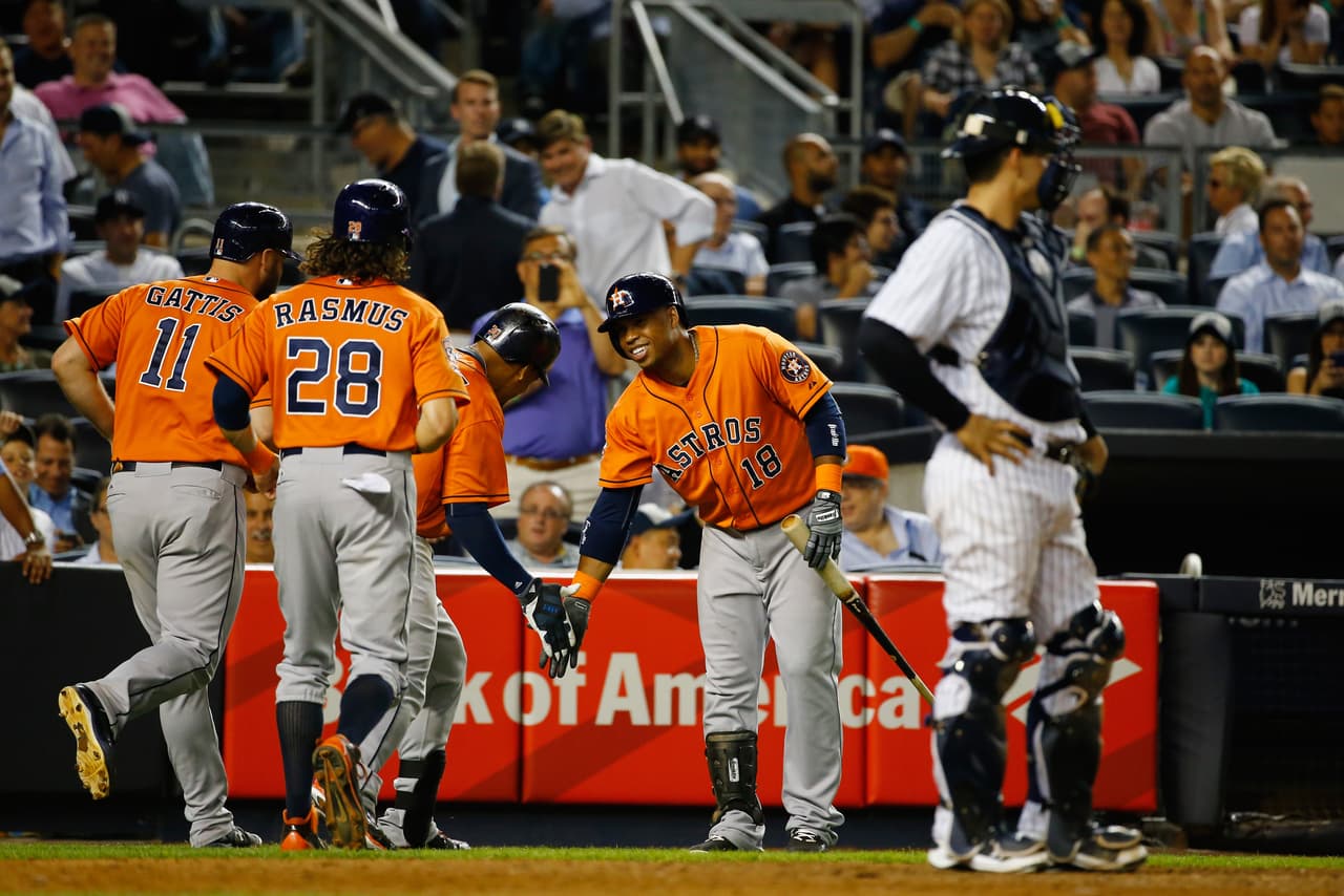 Astros humillan a Yankees