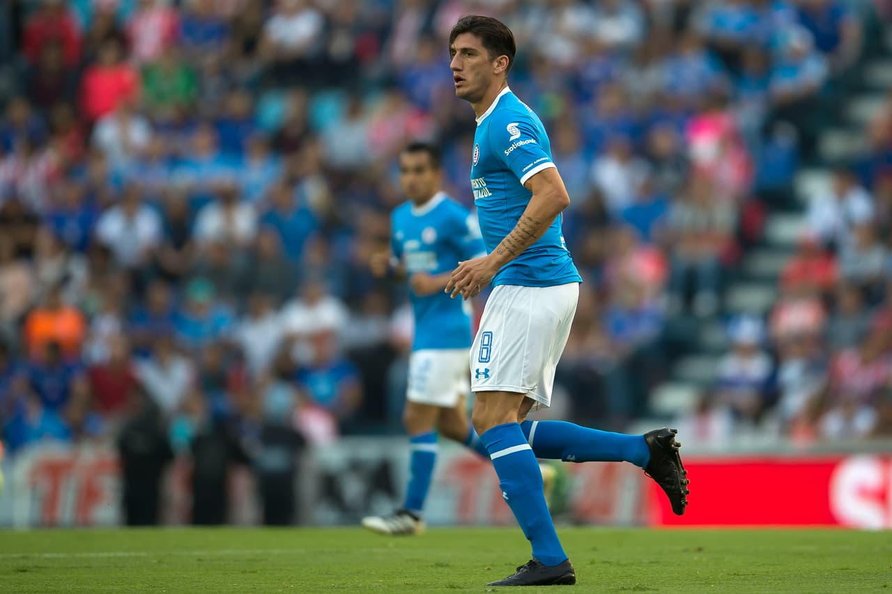 El mediocampista Gabriel Peñalba se ha distinguido por ser un jugador que mete fuerte la pierna y reclamarle seguido a los árbitros, desde su estancia en Veracruz y ahora con la ‘Máquina Celeste’. El sudamericano deberá estar consiente que sus conductas tendrán repercusiones de ahora en adelante.