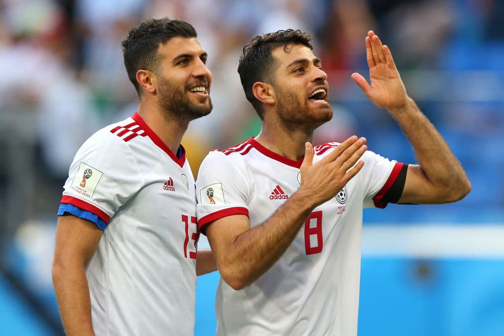 Mohammad Reza Khanzadeh (13) y Pouraliganji festejando en el debut ante los norafricanos.