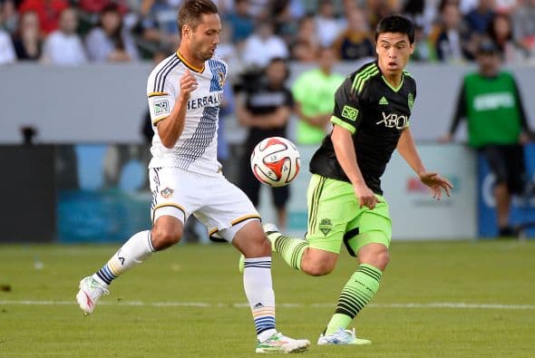 El partido fue de mucha lucha por los dos equipos en el que las medias canchas se neutralizaron en gran parte del juego.