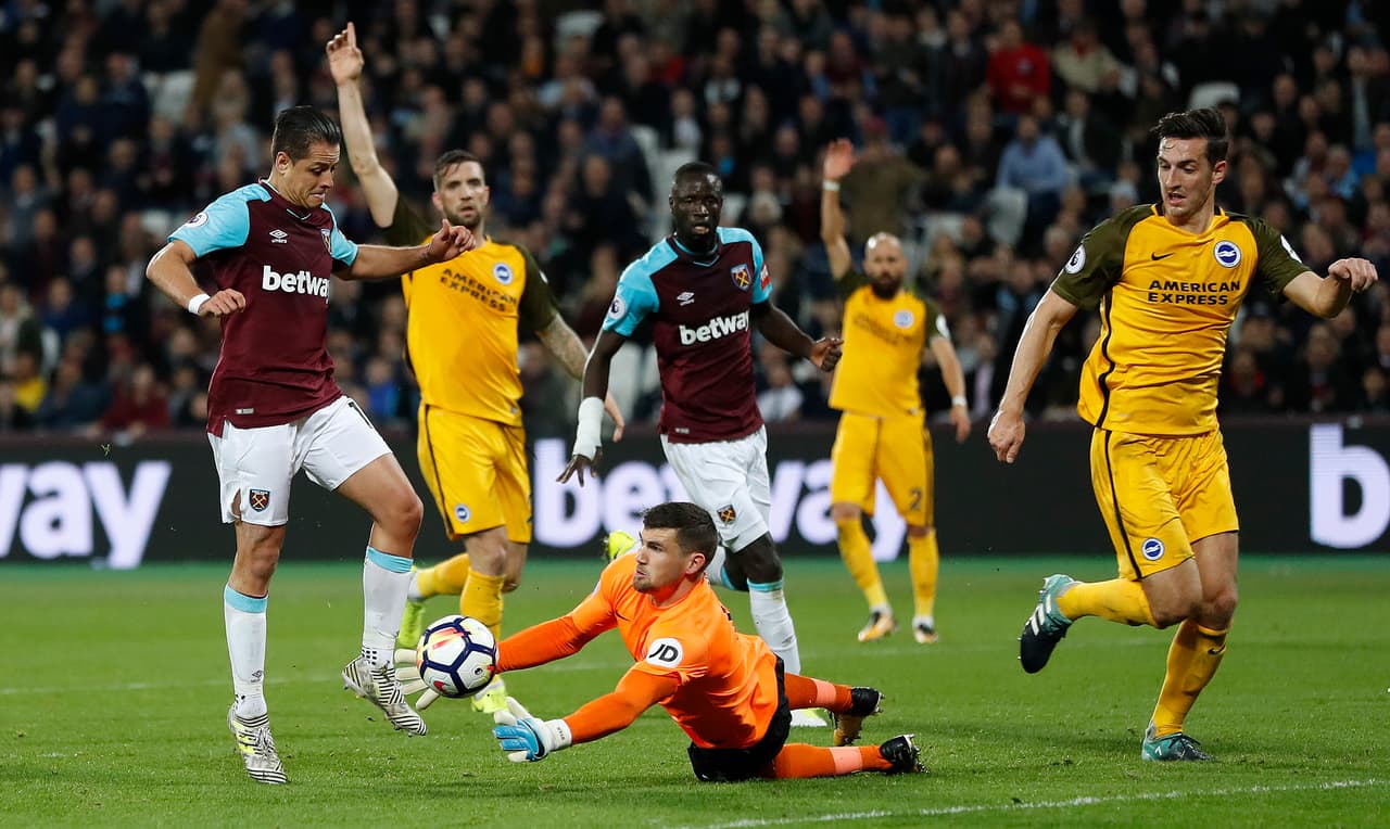 El 'Chicharito' tuvo dos, en esta le pitaron fuera de juego y en la segunda, de pierna izquierda, la pelota se fue caprichosamente por fuera del arco.