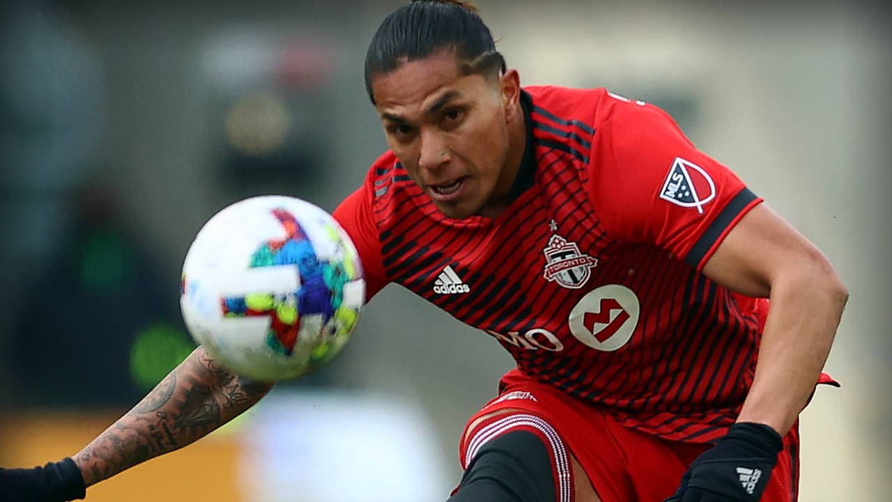 Carlos Salcedo expulsado por patear en la cara a un contrario