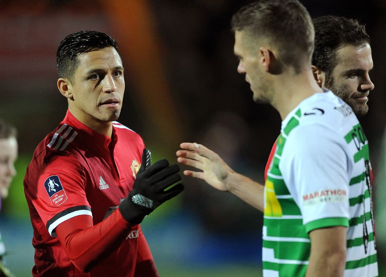 Estaba todo listo para que rodara la pelota en el campo del Yeovil.