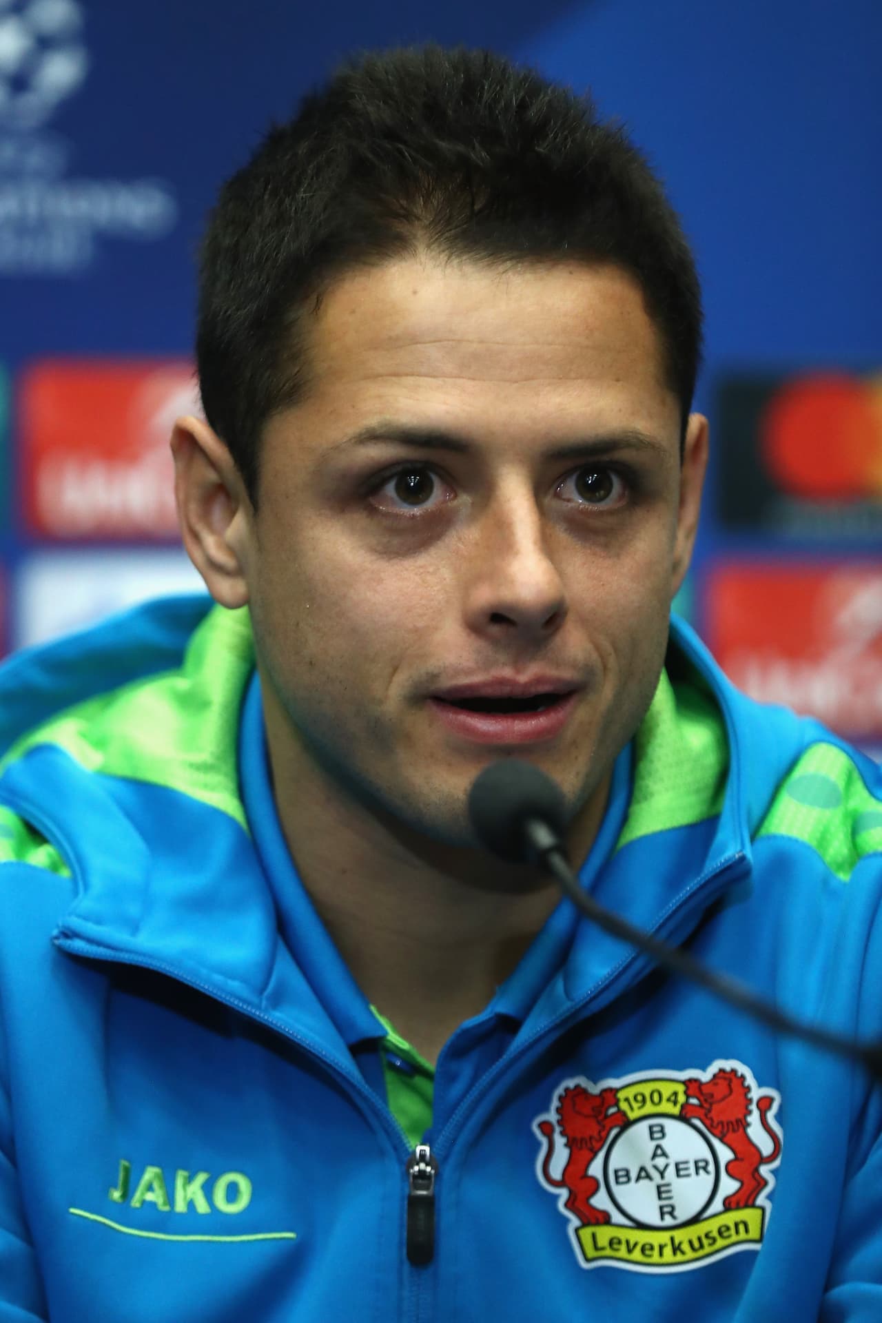 Pese a vivir buenas temporadas en la Bundesliga, en el 2017 el mexicano optó por un nuevo reto en la Premier League.