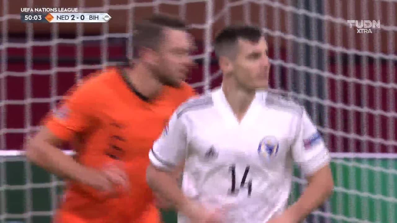 ¡TIRO ATAJADO! disparo por Memphis Depay.