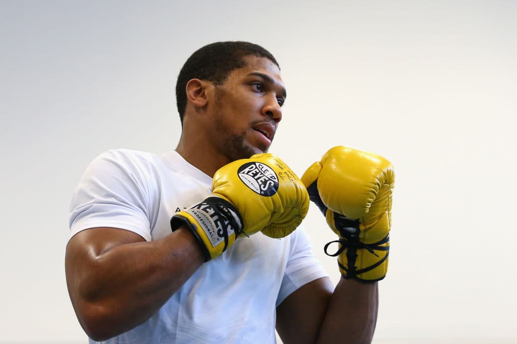 El exboxeador mexicano Marco Antonio Barrera, reconocido en Inglaterra por su victoria sobre el 'Príncipe' Naseem Hamed en 2001, regaló un par de guantes amarillos al campeón invicto FIB, IBO, y AMB de peso completo previo a su pelea con Joseph Parker el próximo 31 de marzo.