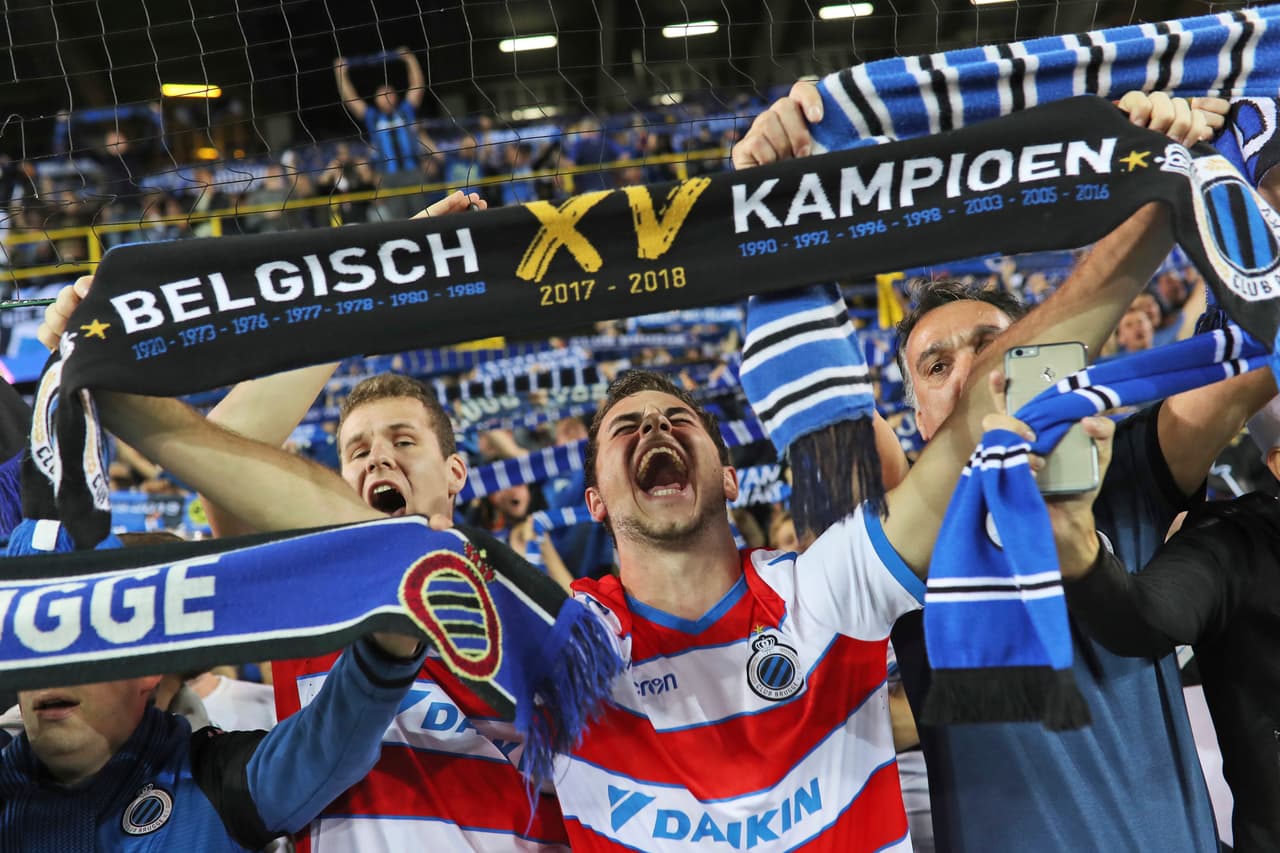 En el Jan Breydelstadion de Brujas la fiesta se prendía con los fanáticos en la tribuna desde la previa.