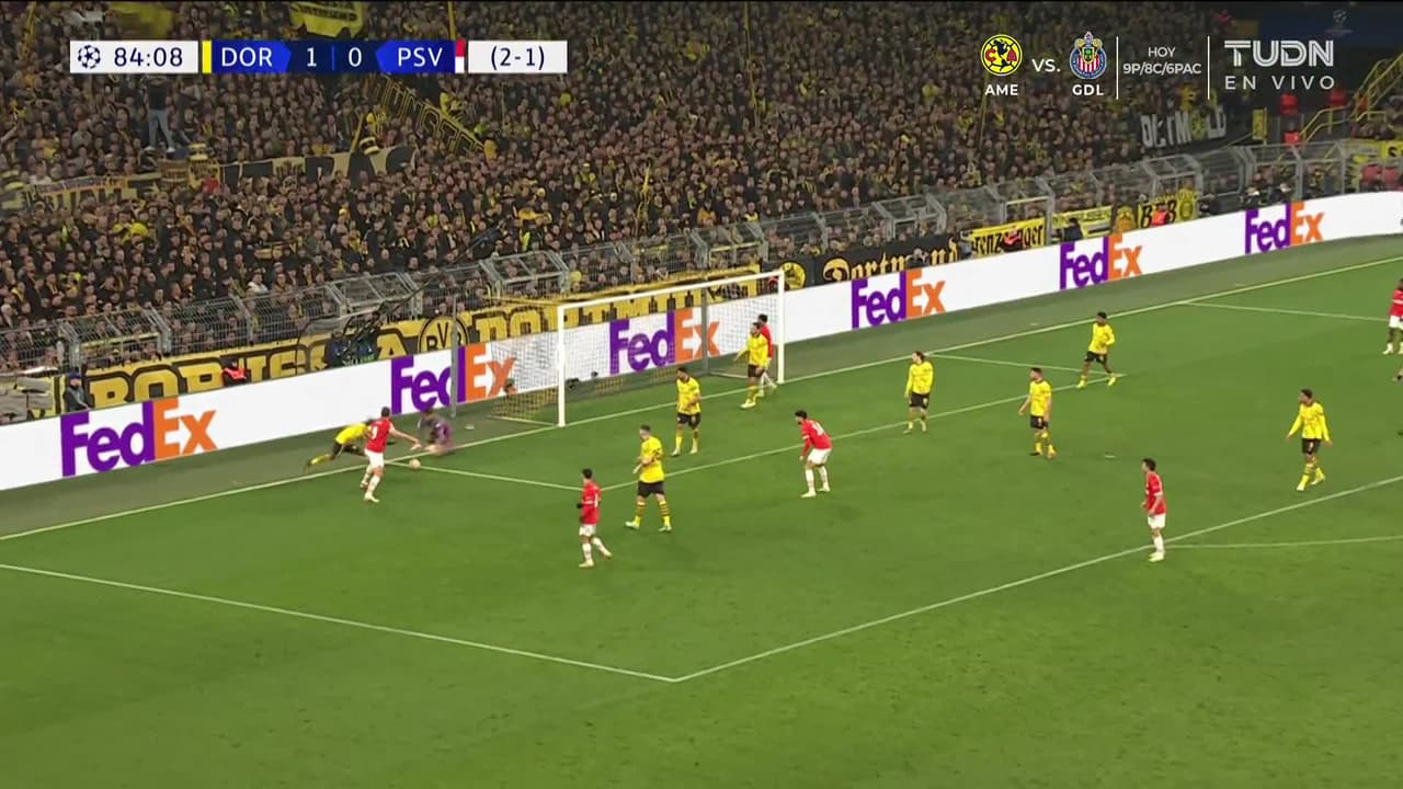 ¡TIRO ATAJADO! disparo por Luuk de Jong.