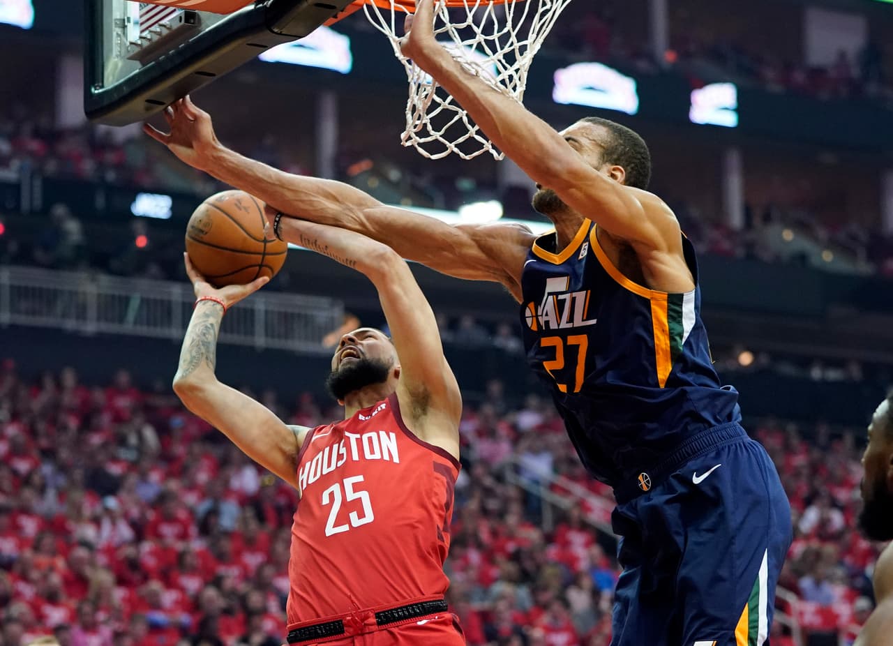 El poste del Utah Jazz, el francés Rudy Gobert (27), consiguió un doble doble, al registrar 11 puntos y 12 rebotes.