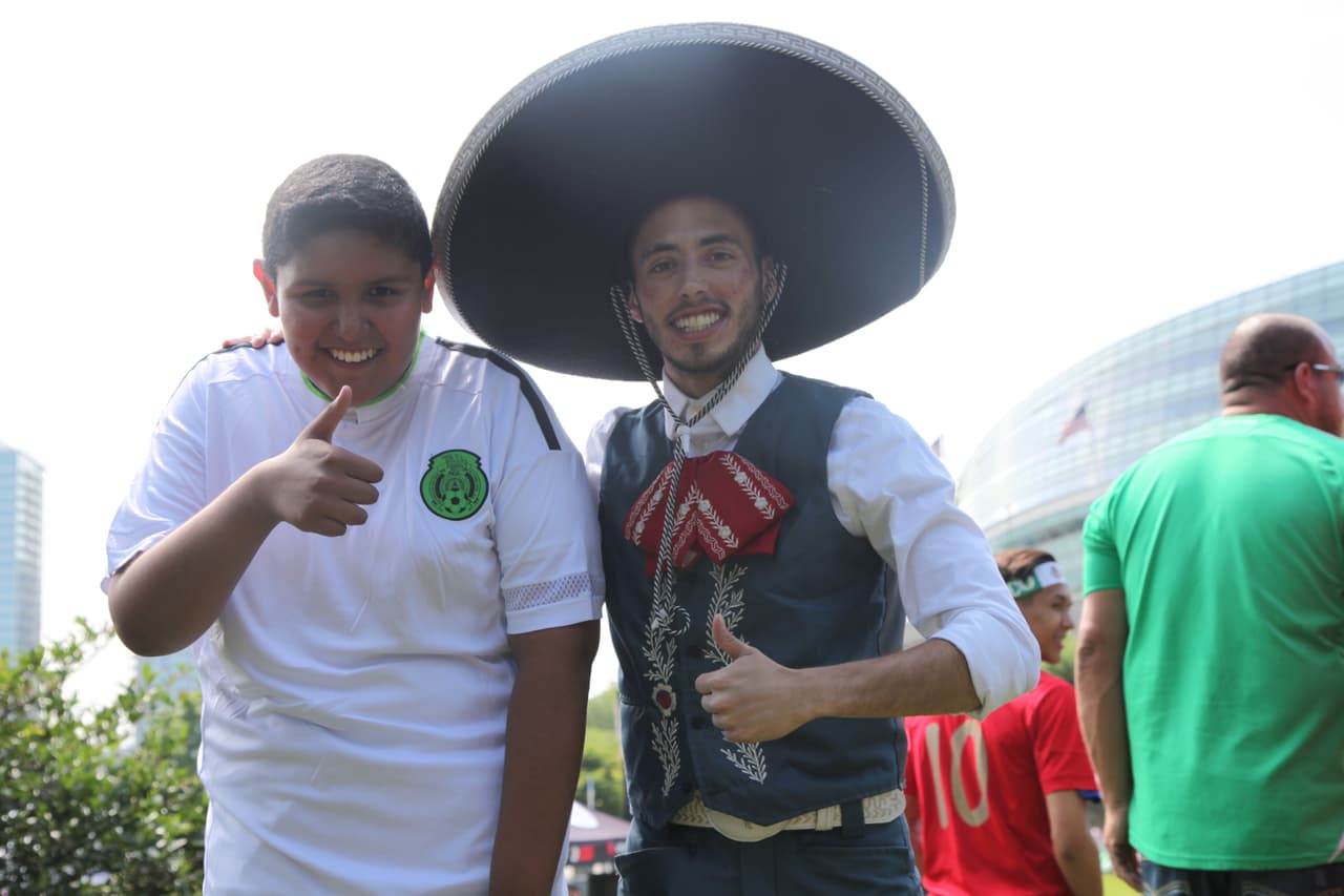 Érika Maldonado y Héctor Lozano, con El Primo Rafa y Mariachico convivieron con los fans de Univision Chicago y se la pasaron de lo mejor. Disfrutaron del ambiente previo al encuentro entre México y Cuba en esta Copa Oro ¡incluso se tomaron muchas selfies!