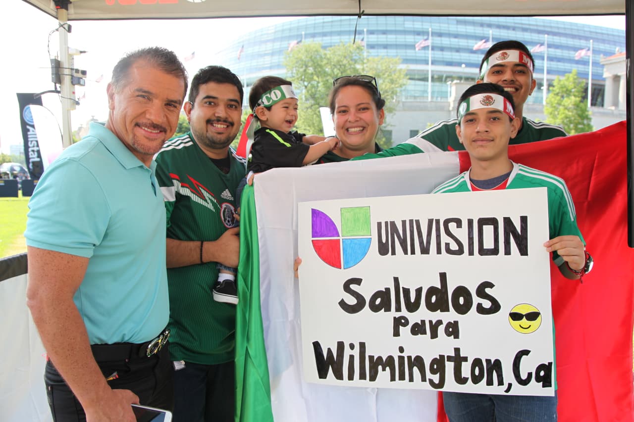 Érika Maldonado y Héctor Lozano, con El Primo Rafa y Mariachico convivieron con los fans de Univision Chicago y se la pasaron de lo mejor. Disfrutaron del ambiente previo al encuentro entre México y Cuba en esta Copa Oro ¡incluso se tomaron muchas selfies!
