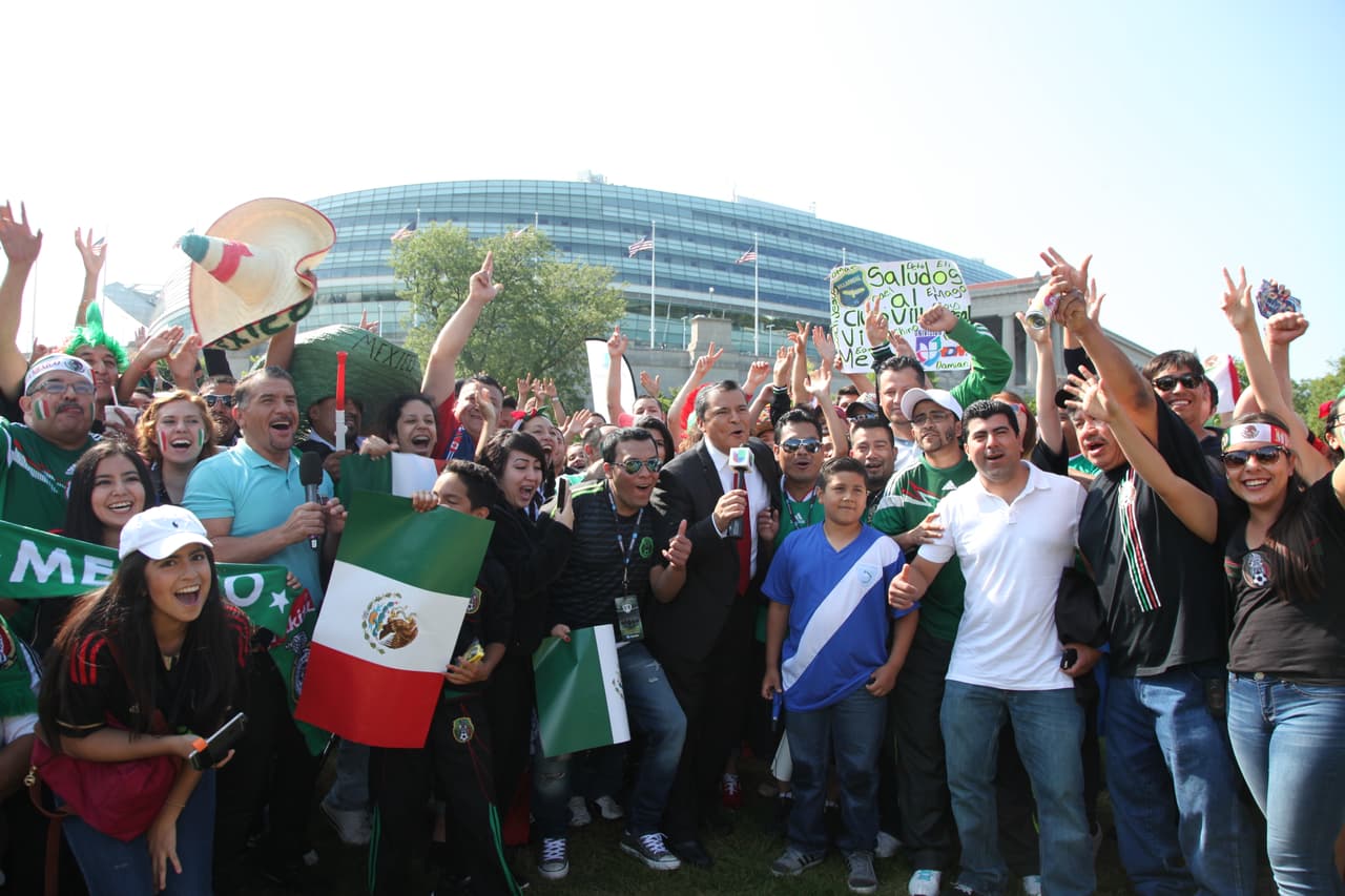Érika Maldonado y Héctor Lozano, con El Primo Rafa y Mariachico convivieron con los fans de Univision Chicago y se la pasaron de lo mejor. Disfrutaron del ambiente previo al encuentro entre México y Cuba en esta Copa Oro ¡incluso se tomaron muchas selfies!