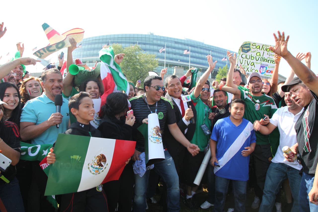 Érika Maldonado y Héctor Lozano, con El Primo Rafa y Mariachico convivieron con los fans de Univision Chicago y se la pasaron de lo mejor. Disfrutaron del ambiente previo al encuentro entre México y Cuba en esta Copa Oro ¡incluso se tomaron muchas selfies!