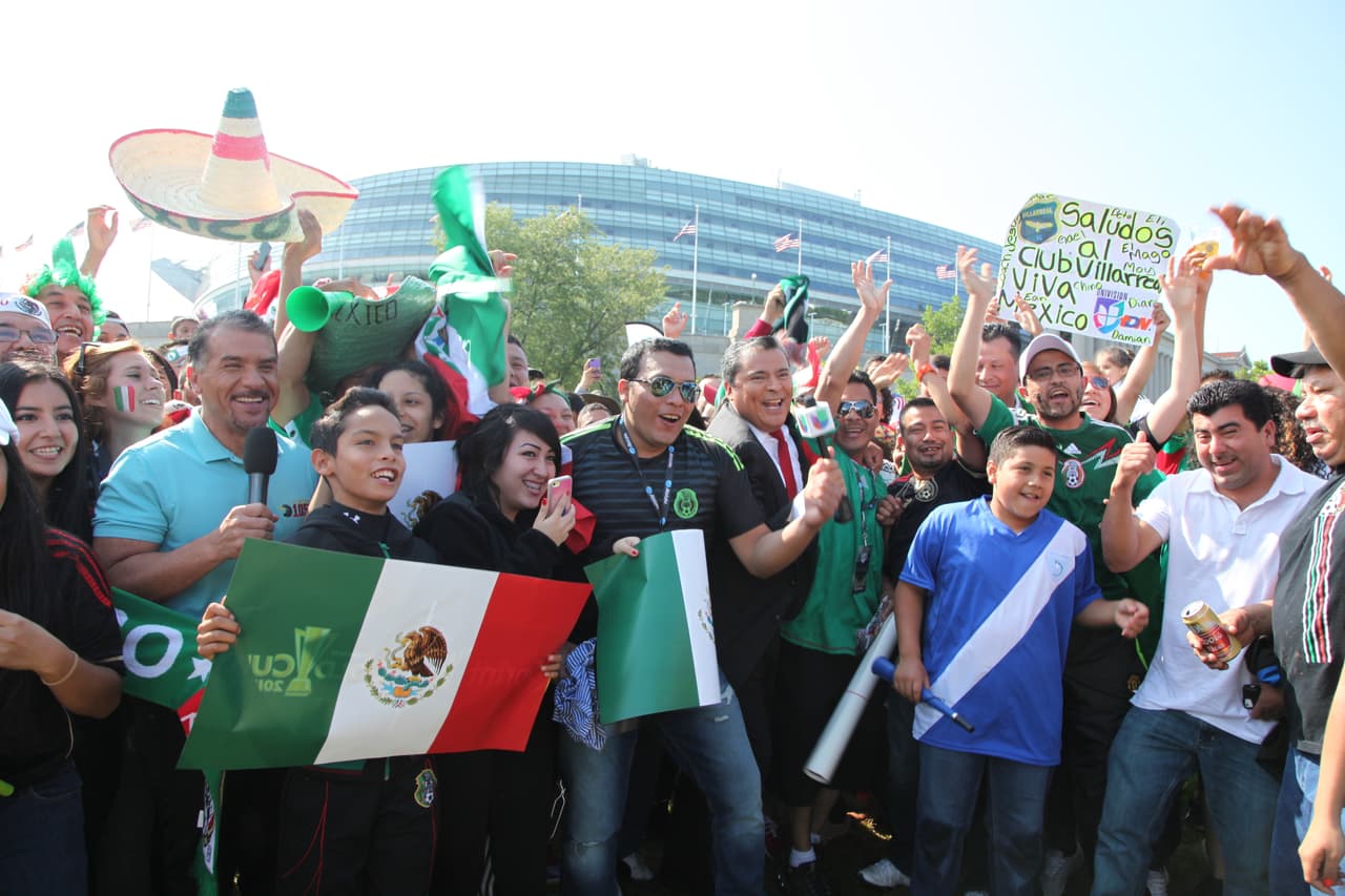 Érika Maldonado y Héctor Lozano, con El Primo Rafa y Mariachico convivieron con los fans de Univision Chicago y se la pasaron de lo mejor. Disfrutaron del ambiente previo al encuentro entre México y Cuba en esta Copa Oro ¡incluso se tomaron muchas selfies!