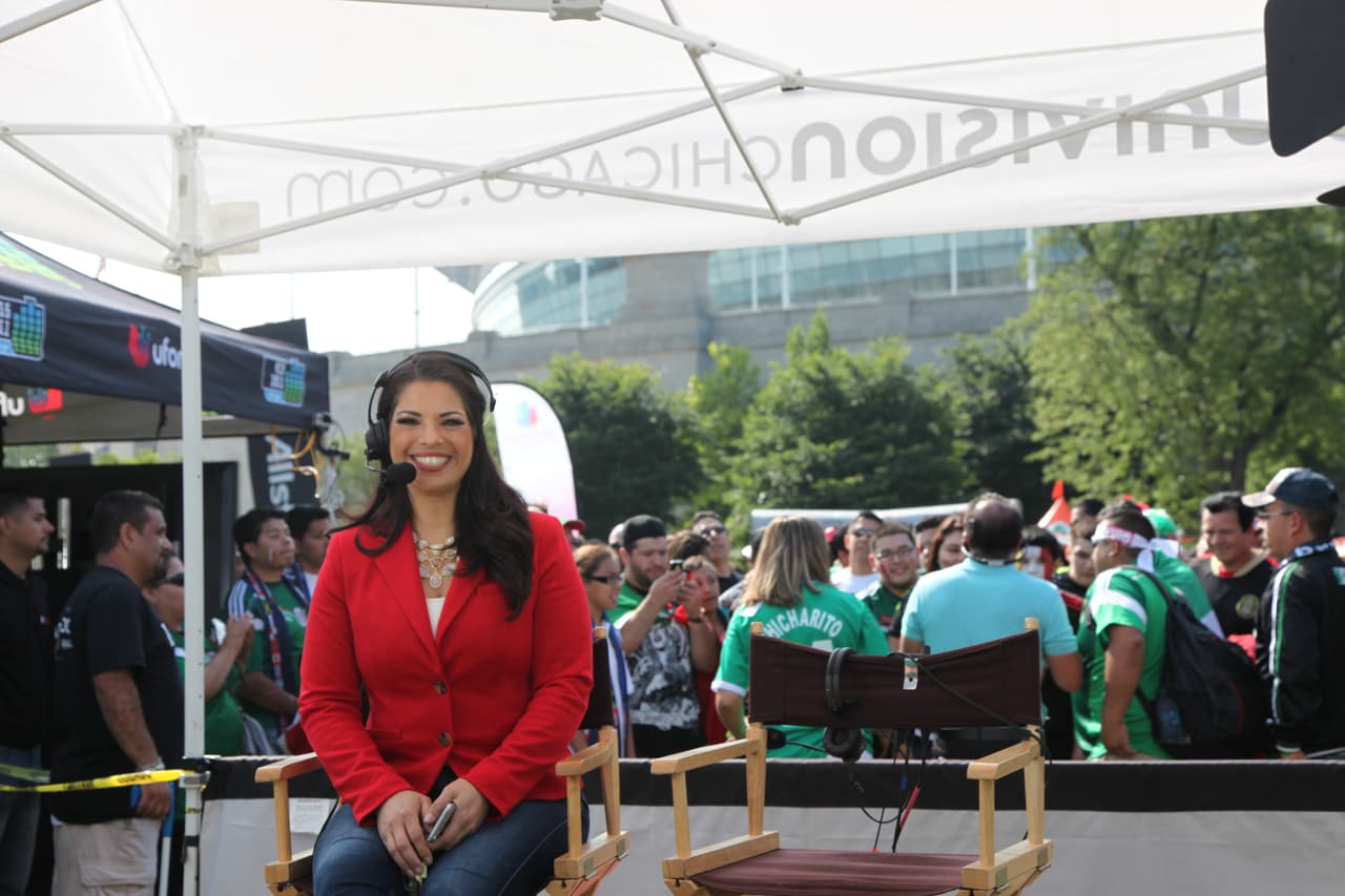 Érika Maldonado y Héctor Lozano, con El Primo Rafa y Mariachico convivieron con los fans de Univision Chicago y se la pasaron de lo mejor. Disfrutaron del ambiente previo al encuentro entre México y Cuba en esta Copa Oro ¡incluso se tomaron muchas selfies!