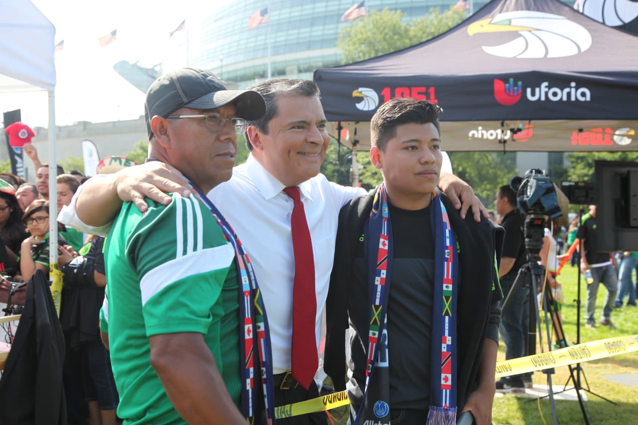 Érika Maldonado y Héctor Lozano, con El Primo Rafa y Mariachico convivieron con los fans de Univision Chicago y se la pasaron de lo mejor. Disfrutaron del ambiente previo al encuentro entre México y Cuba en esta Copa Oro ¡incluso se tomaron muchas selfies!