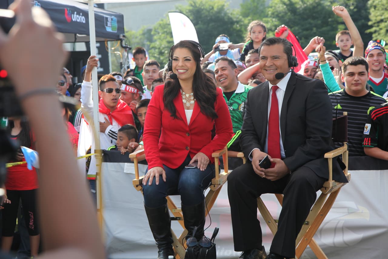Érika Maldonado y Héctor Lozano, con El Primo Rafa y Mariachico convivieron con los fans de Univision Chicago y se la pasaron de lo mejor. Disfrutaron del ambiente previo al encuentro entre México y Cuba en esta Copa Oro ¡incluso se tomaron muchas selfies!