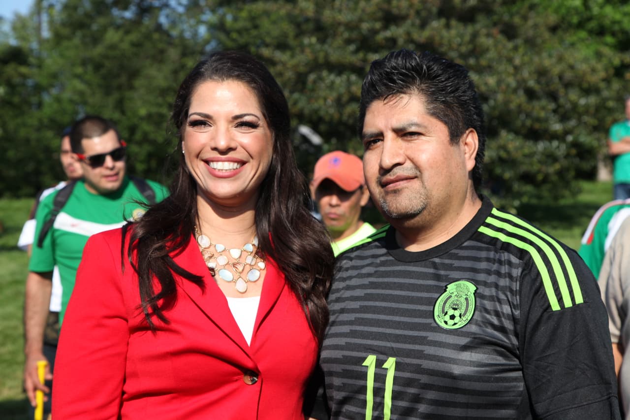 Érika Maldonado y Héctor Lozano, con El Primo Rafa y Mariachico convivieron con los fans de Univision Chicago y se la pasaron de lo mejor. Disfrutaron del ambiente previo al encuentro entre México y Cuba en esta Copa Oro ¡incluso se tomaron muchas selfies!