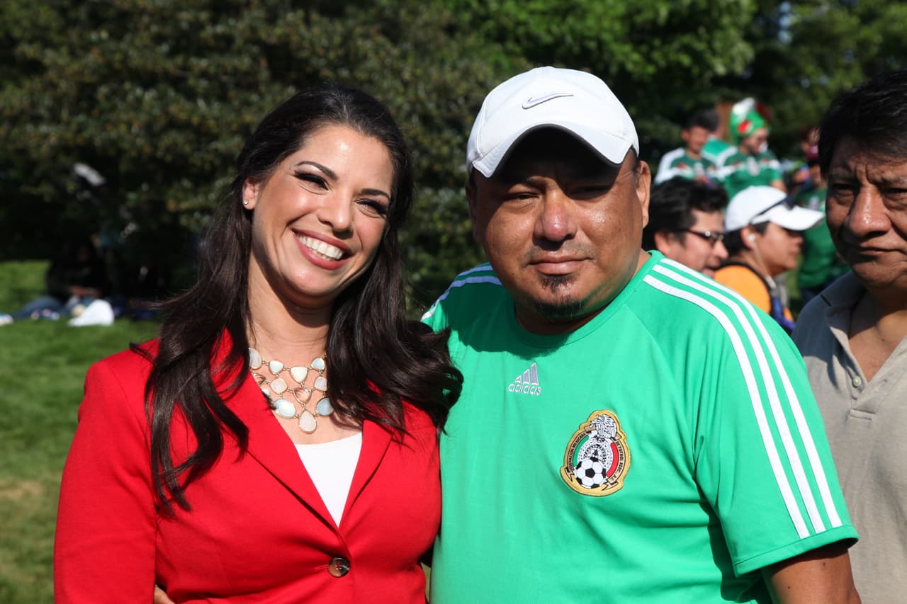 Érika Maldonado y Héctor Lozano, con El Primo Rafa y Mariachico convivieron con los fans de Univision Chicago y se la pasaron de lo mejor. Disfrutaron del ambiente previo al encuentro entre México y Cuba en esta Copa Oro ¡incluso se tomaron muchas selfies!