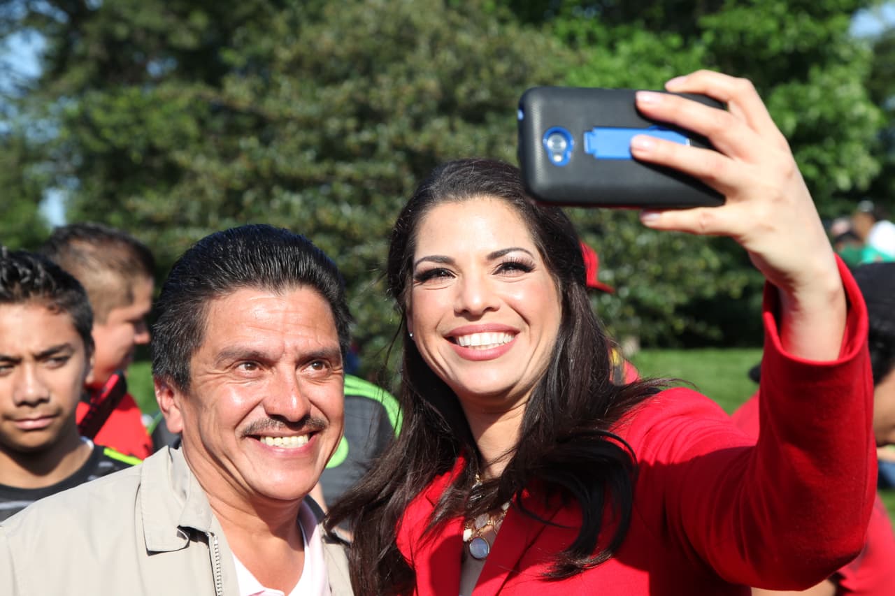 Érika Maldonado y Héctor Lozano, con El Primo Rafa y Mariachico convivieron con los fans de Univision Chicago y se la pasaron de lo mejor. Disfrutaron del ambiente previo al encuentro entre México y Cuba en esta Copa Oro ¡incluso se tomaron muchas selfies!