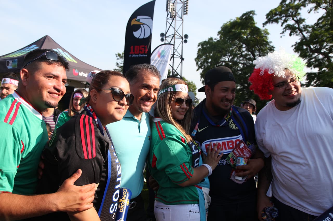 Érika Maldonado y Héctor Lozano, con El Primo Rafa y Mariachico convivieron con los fans de Univision Chicago y se la pasaron de lo mejor. Disfrutaron del ambiente previo al encuentro entre México y Cuba en esta Copa Oro ¡incluso se tomaron muchas selfies!