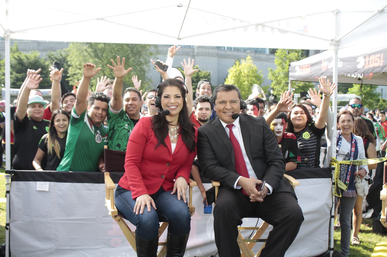 Érika Maldonado y Héctor Lozano, con El Primo Rafa y Mariachico convivieron con los fans de Univision Chicago y se la pasaron de lo mejor. Disfrutaron del ambiente previo al encuentro entre México y Cuba en esta Copa Oro ¡incluso se tomaron muchas selfies!