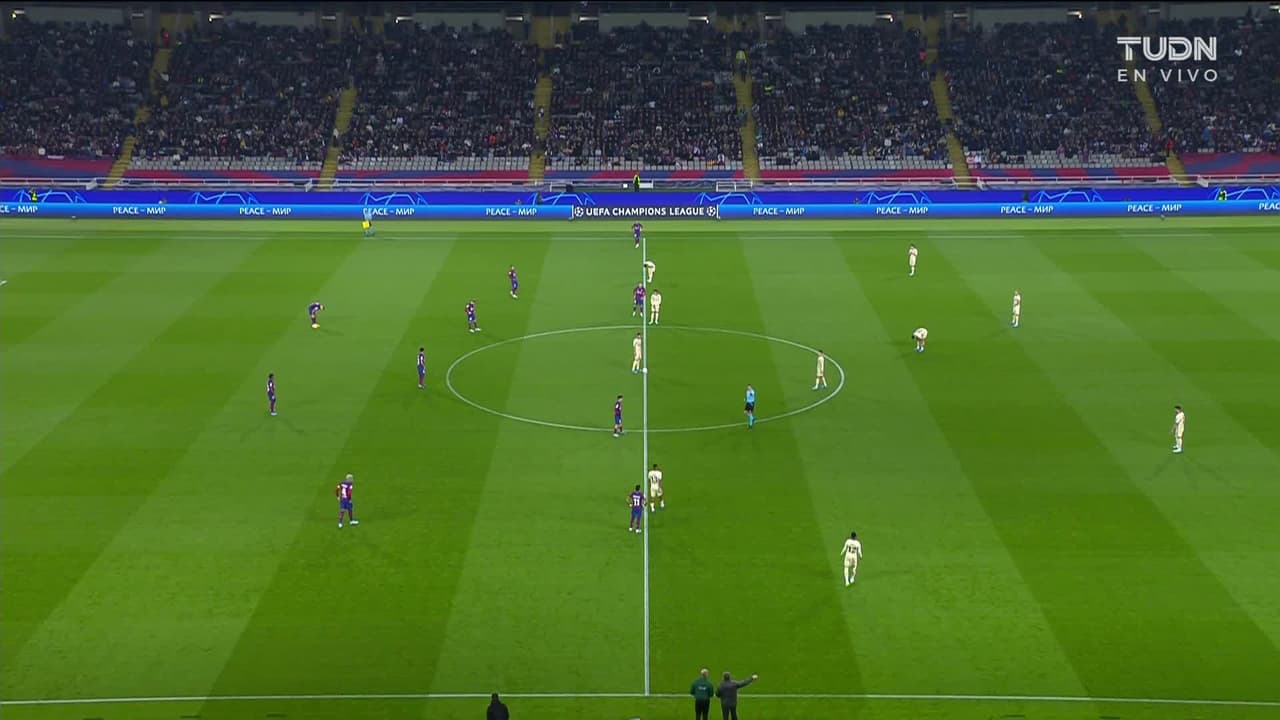 Arranca el partido y la pelota está en juego.