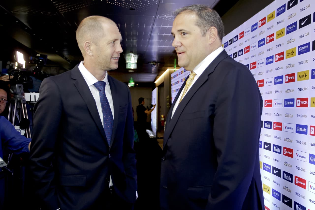 A la derecha, el presidente de la Concacaf, el canadiense Victor Montagliani, charlando con el técnico estadounidense Berhalter.