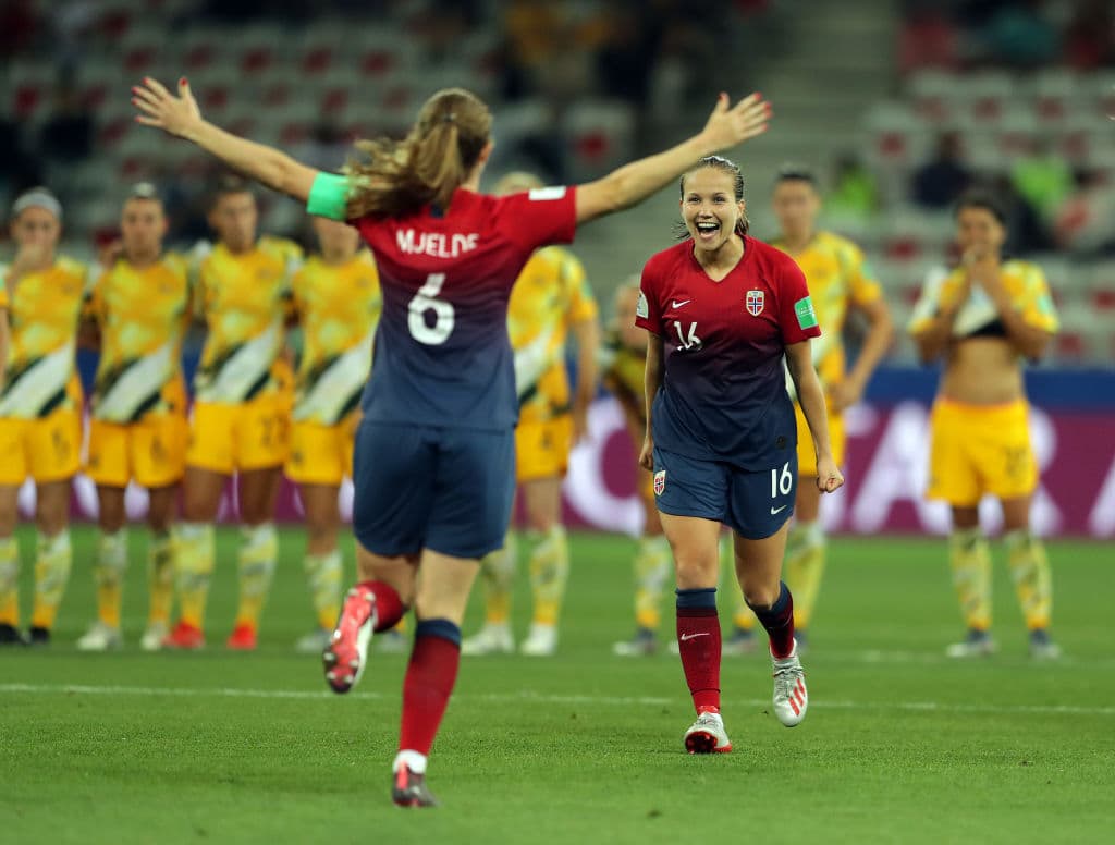 Maren Mjelde (6) celebra su acierto en la definición donde Noruega tuvo completa efectividad.