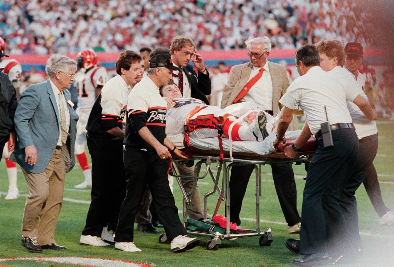 En el
<b>Super Bowl XXIII, </b>entre los Cincinnati Bengals y San Francisco 49ers,
<b>Tim Krumrie </b>quiso detener a Roger Craig pero se llevó la peor parte en el impacto. Su pierna izquierda quedó como de goma.