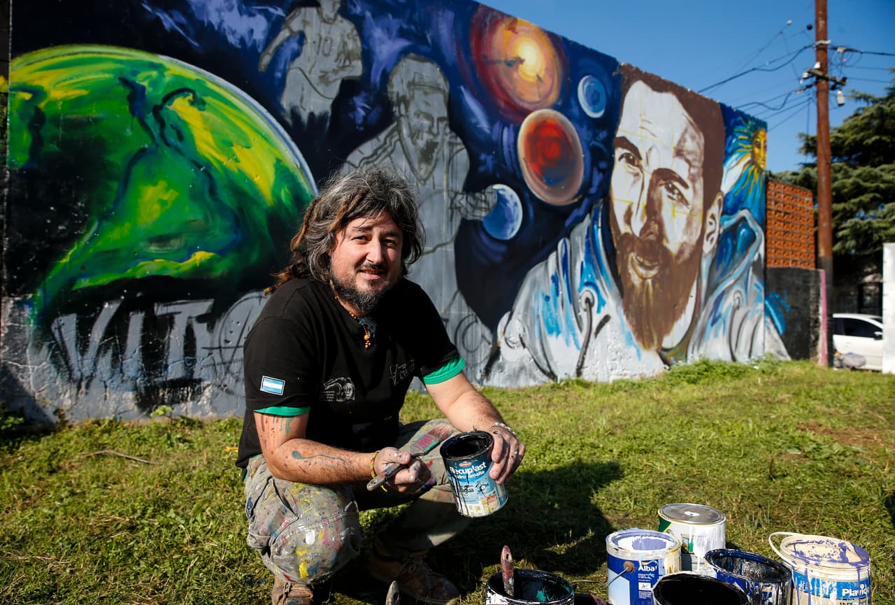 Las calles de Rosario se han teñido con los colores de la 
<i>Albiceleste, </i>el Barcelona y la figura de Messi para hacerlo sentir como en casa.