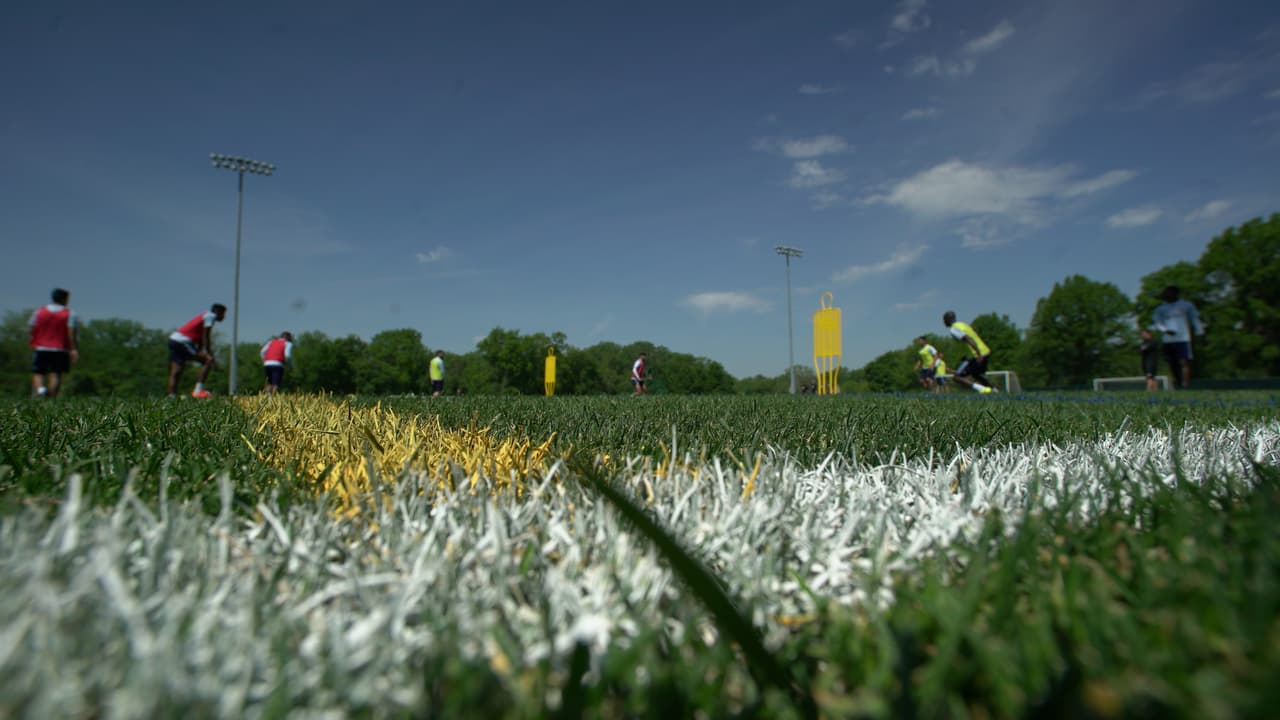 La humedad y el calor del verano hacen que las prácticas del Sporting sean cortas pero intensas, casi siempre en la mañana.