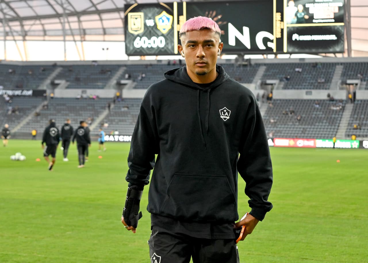 Julián Araujo sigue a la espera de la definición de su pase al Barcelona