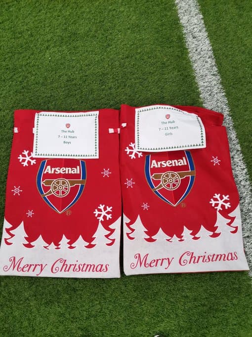 La plantilla Gunner llevó regalos, alegrías y mucha diversión a un grupo de personas del norte de Londres.