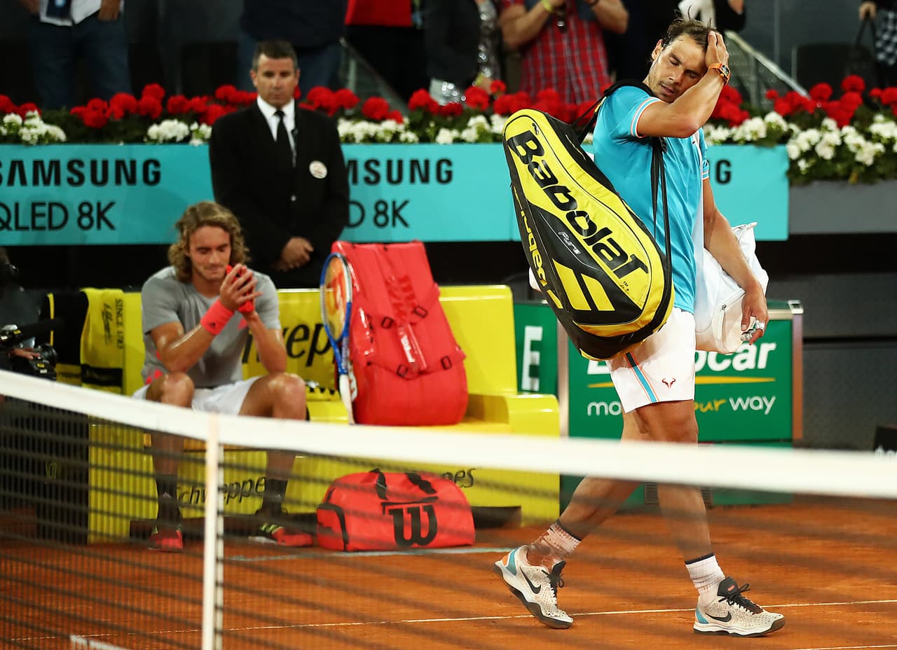 Rafael Nadal camina fuera de la cancha en su duelo ante Stefanos Tsitsipas.