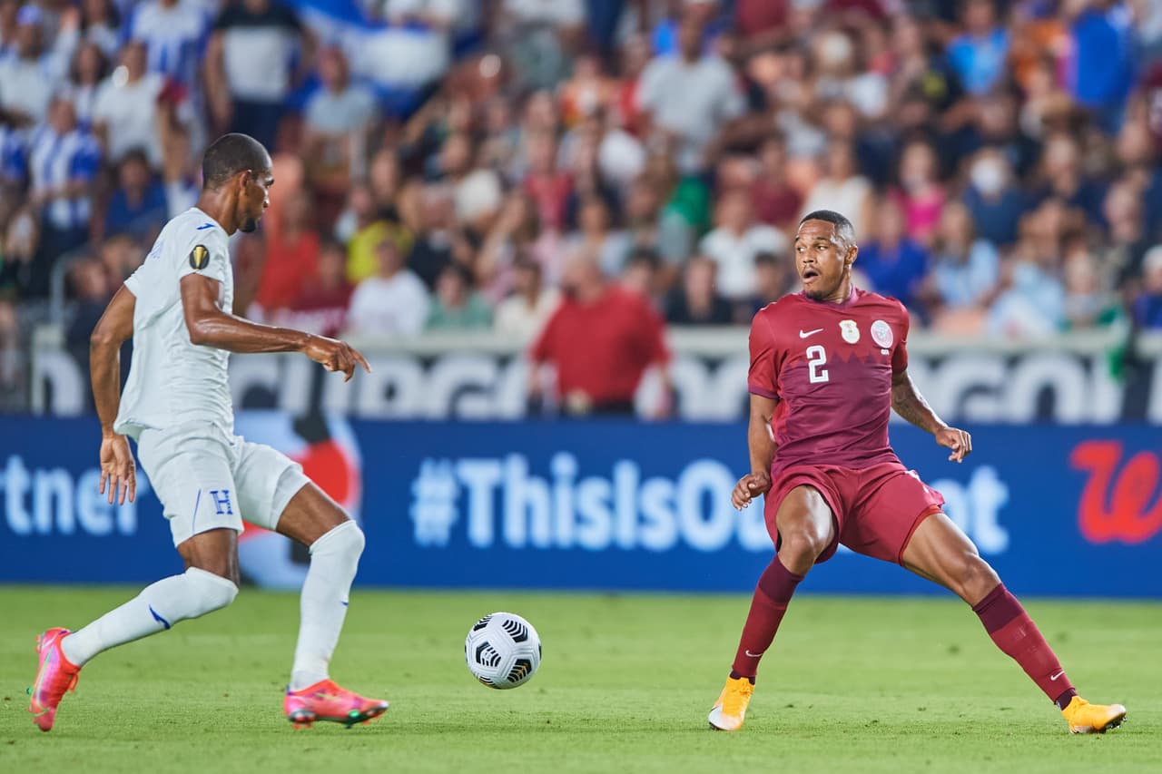las anotaciones de Homan Ahmed y Abdelaziz Hatem le dan la victoria a Qatar 2-0 sobre Honduras y aseguran el liderato de su grupo.