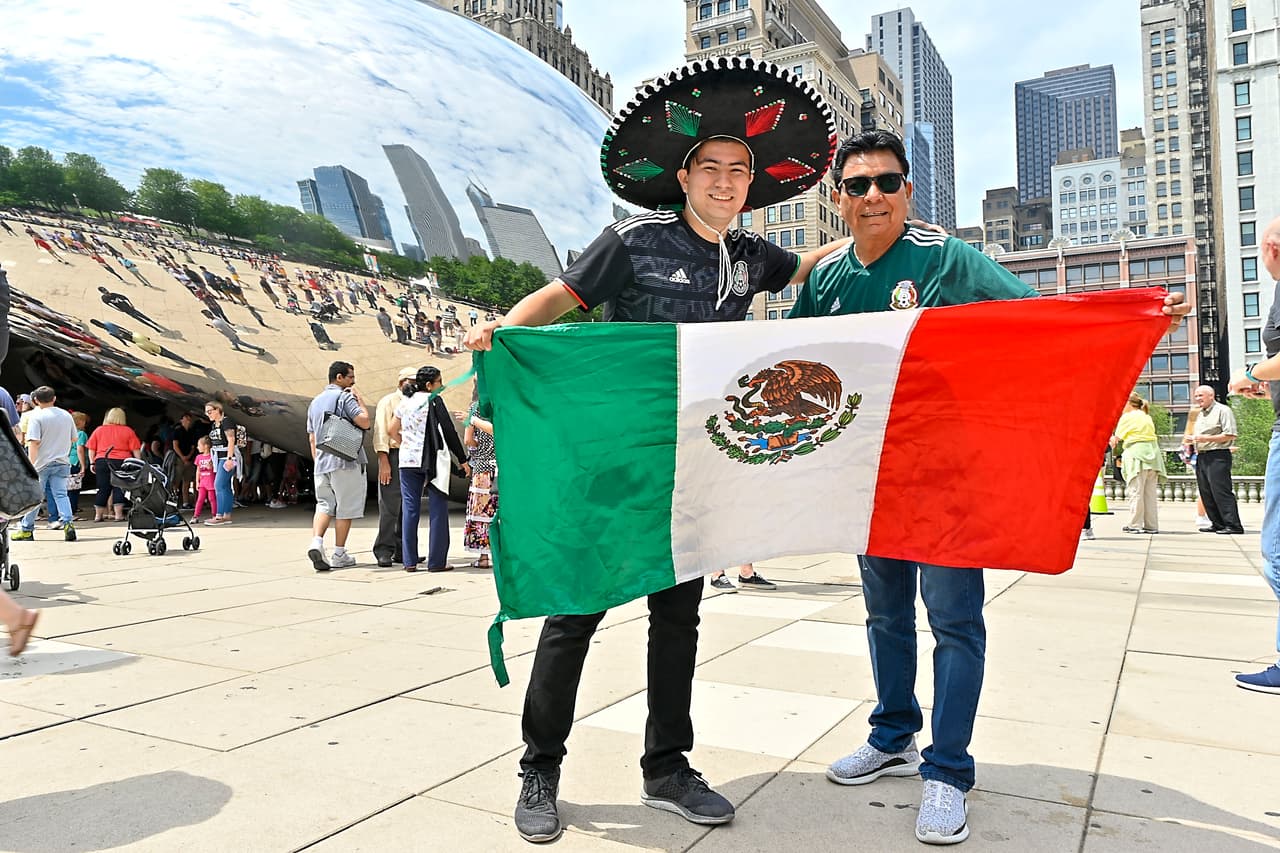 Los fanáticos mexicanos se toman los alrededores del Soldier Field de Chicago, previo a la Final de la Copa Oro entre Estados Unidos y México.