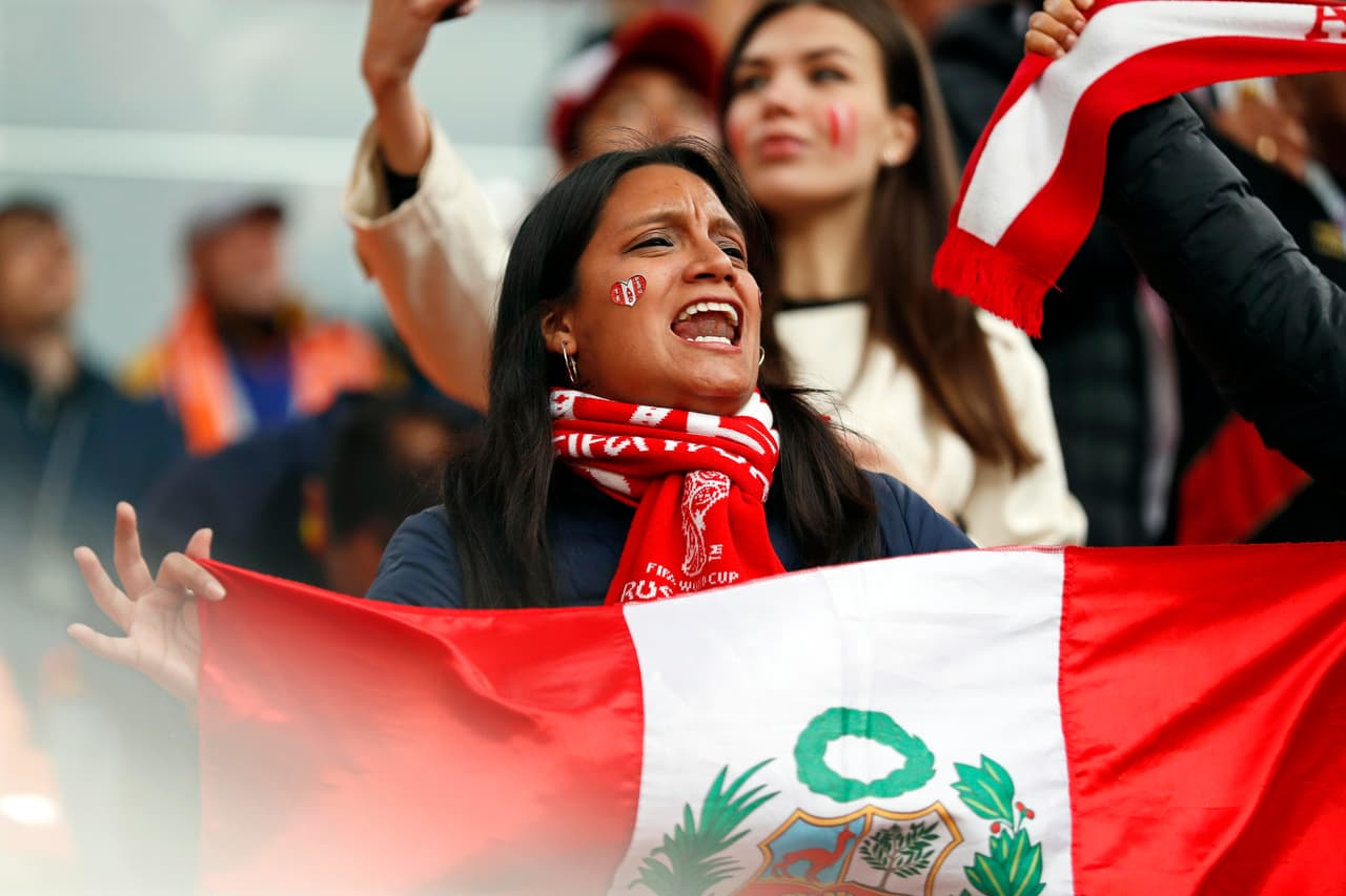 Ekaterinburg (Russian Federation), 21/06/2018.- Supporters of Peru cheer prior to the FIFA World Cup 2018 group C preliminary round soccer match between France and Peru in Ekaterinburg, Russia, 21 June 2018. (RESTRICTIONS APPLY: Editorial Use Only, not used in association with any commercial entity - Images must not be used in any form of alert service or push service of any kind including via mobile alert services, downloads to mobile devices or MMS messaging - Images must appear as still images and must not emulate match action video footage - No alteration is made to, and no text or image is superimposed over, any published image which: (a) intentionally obscures or removes a sponsor identification image; or (b) adds or overlays the commercial identification of any third party which is not officially associated with the FIFA World Cup) (Mundial de Fútbol, Rusia, Francia) EFE/EPA/FRANCIS R. MALASIG EDITORIAL USE ONLY