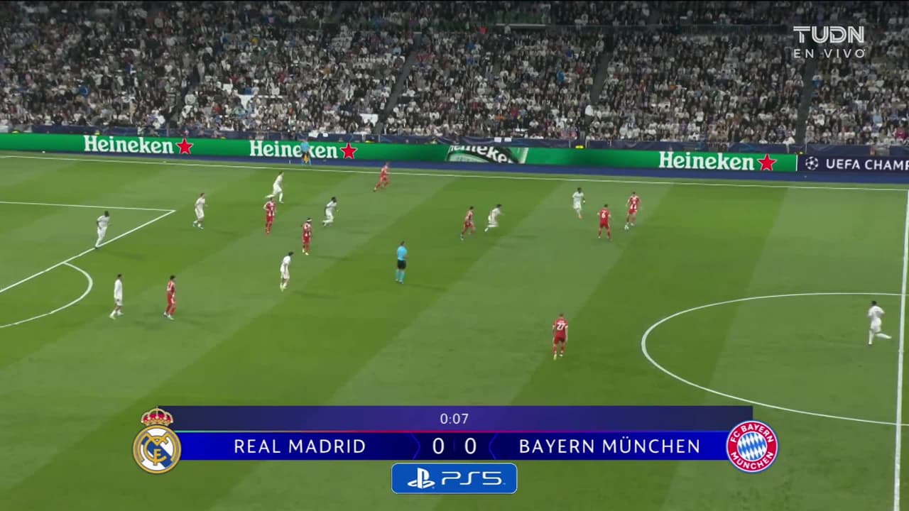 Arranca el partido y la pelota está en juego.