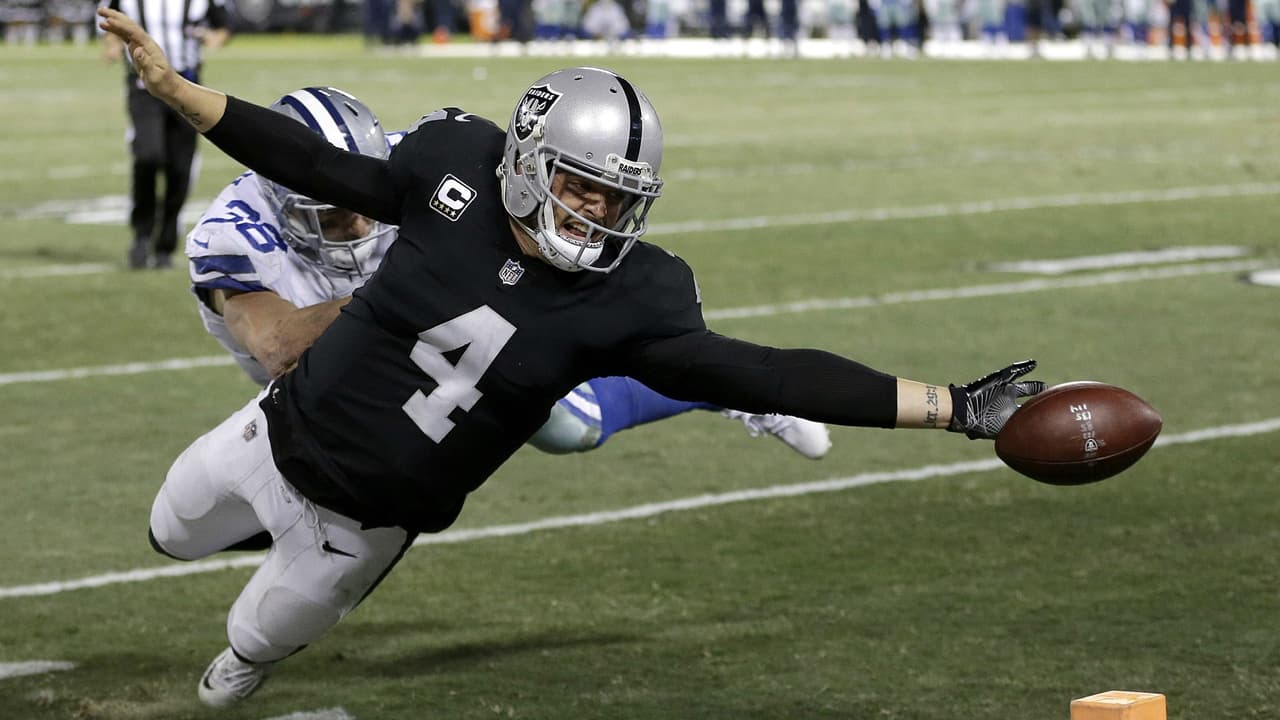 Derek Carr soltó el balón a centímetros de las diagonales.