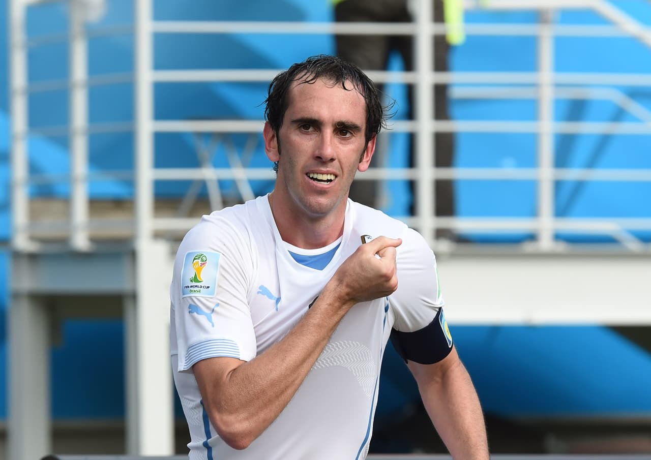 Si Cuadrado ocupaba el puesto 48 y 'Cha cha chá' Martínez el 50, en el 58 está el zaguero central uruguayo Diego Godín con un valor de 33 millones. Con la misma cantidad, aunque un puesto más abajo está otro jugador del Chelsea, el extremo derecho brasileño William.