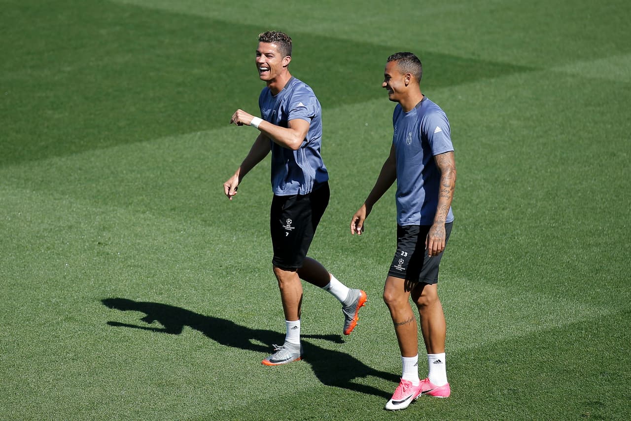 A Cristiano Ronaldo se el critica su actitud arrogante, pero no es como parece. El portugués procura llevar felicidad en cada entrenamiento y con sus seres queridos lo demuestra también.