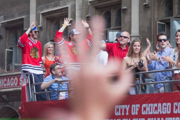 Niklas Hjalmarsson escuchaba atento el discurso durante el rally de estos triunfadores.