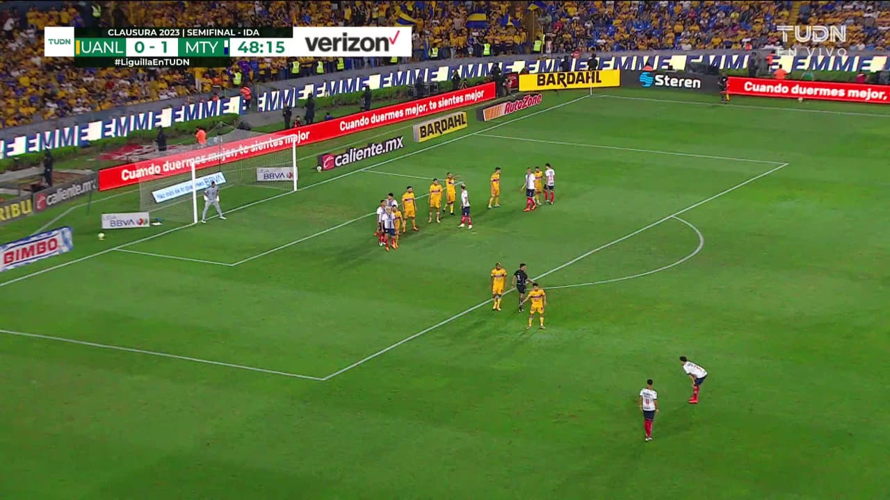 ¡TIRO ATAJADO! disparo por Maximiliano Meza.