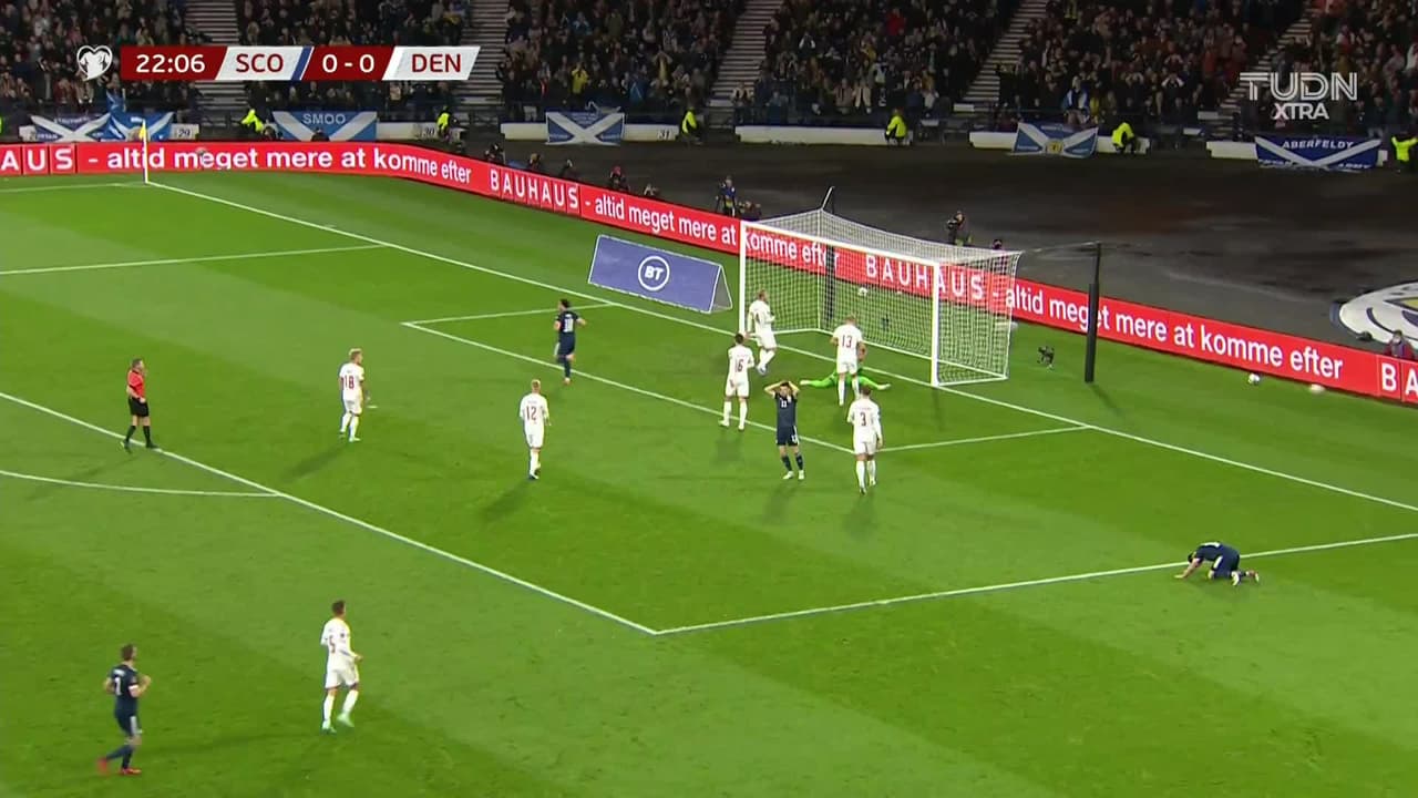 ¡TIRO ATAJADO! disparo por Che Adams.