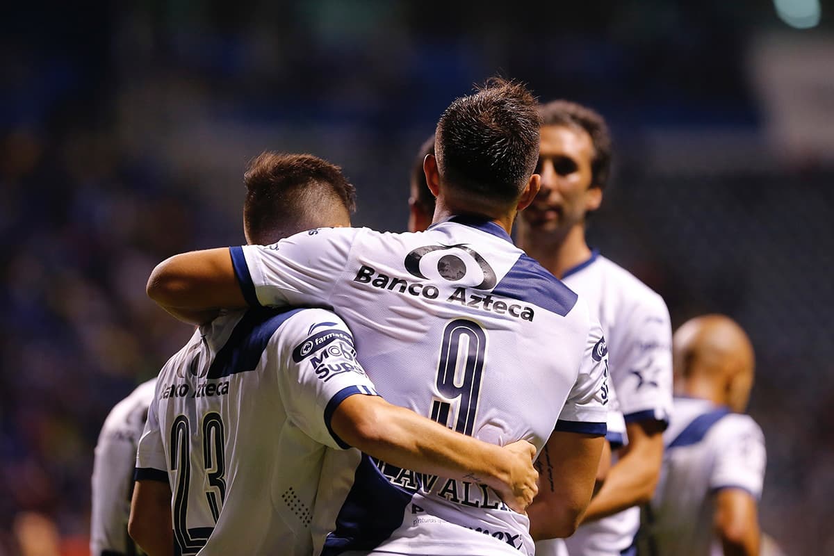 El delantero canadiense Lucas Cavallini (9) anotó el empate parcial para Puebla al minuto 43.
